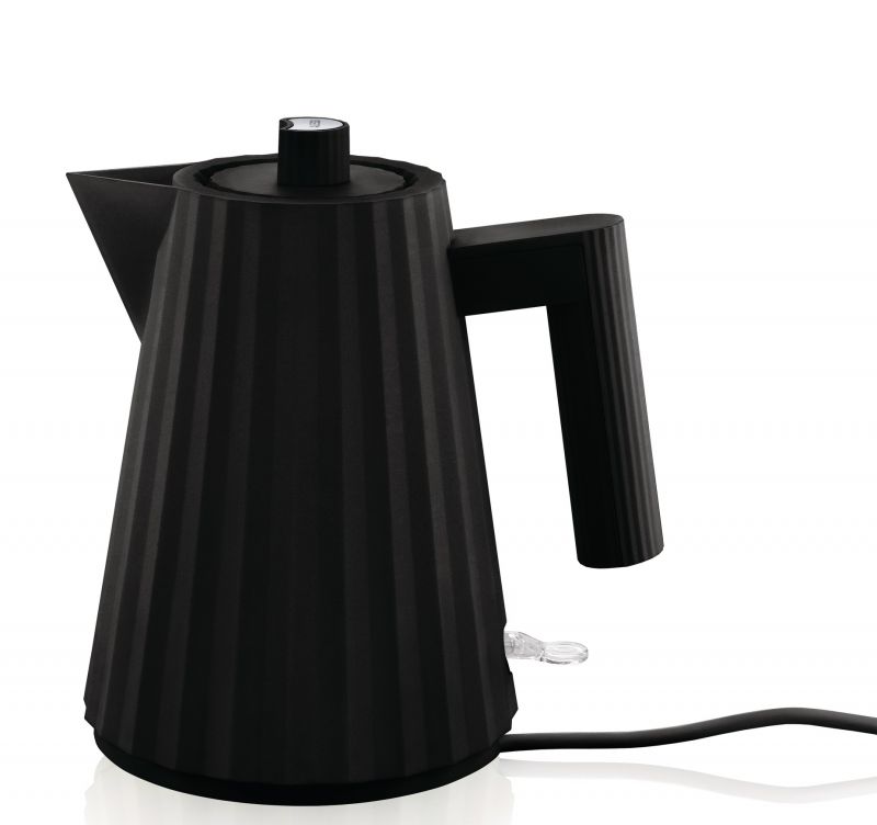 Schwarzer Alessi Plissé Wasserkocher mit gerippter Textur und ergonomischem Griff. Design Wasserkocher.